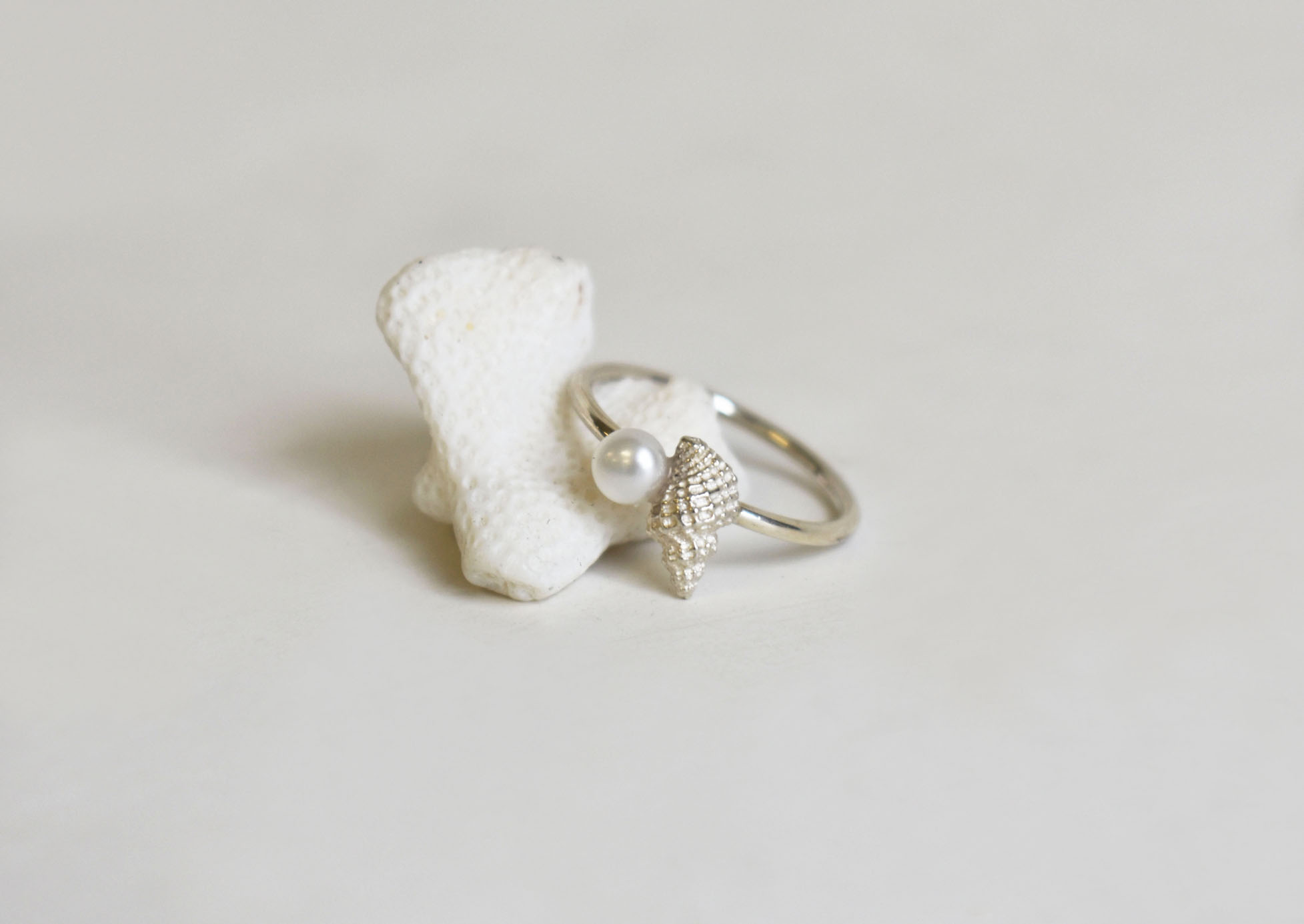 Baby conch pearl ring 1 k