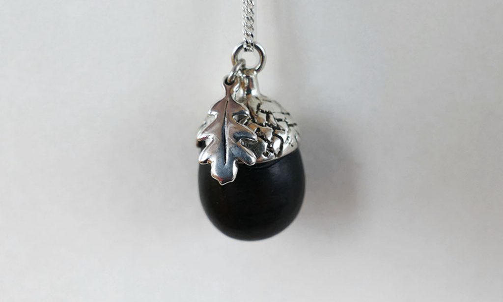 Acorn necklace with leaf