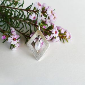 KJ204 Diamond Shimmer Pearl Necklace 2