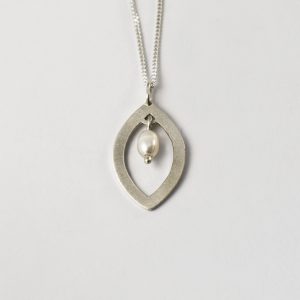 Shimmer Leaf Pearl Necklace