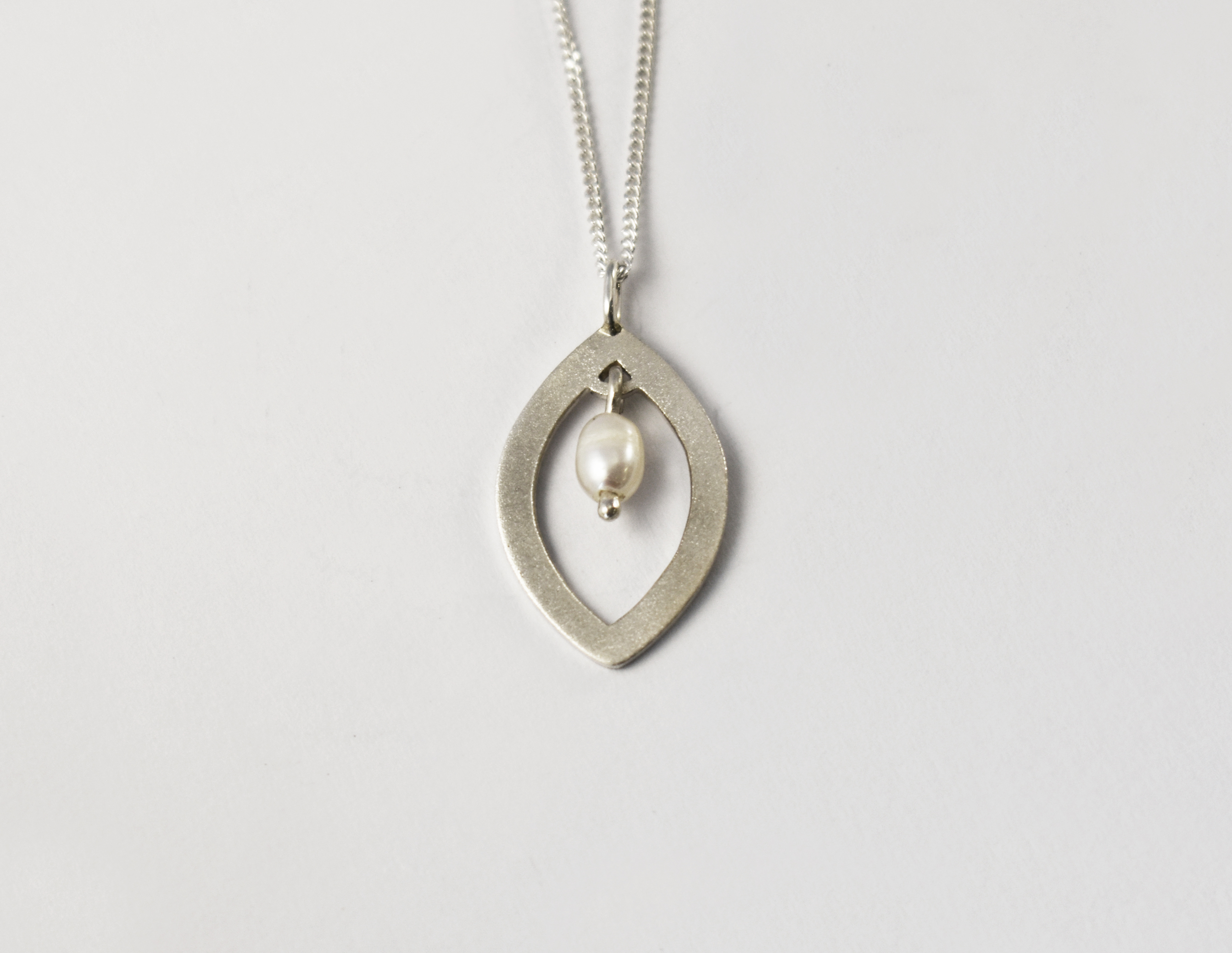 Shimmer Leaf Pearl Necklace